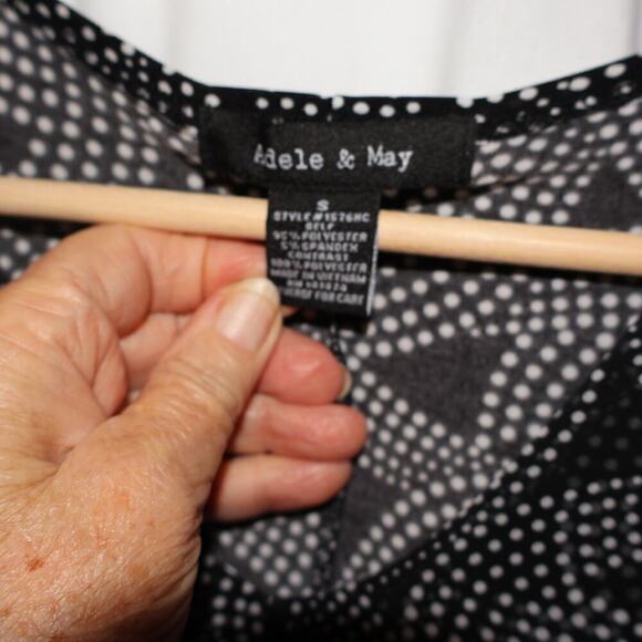 Adele & May Blouse Size Small Sleeveless Lightweight V Neck Black - Picture 4 of 12